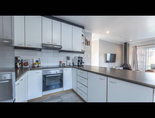 3 BEDROOM CLUSTER FOR SALE IN SONSTRAAL HEIGHTS